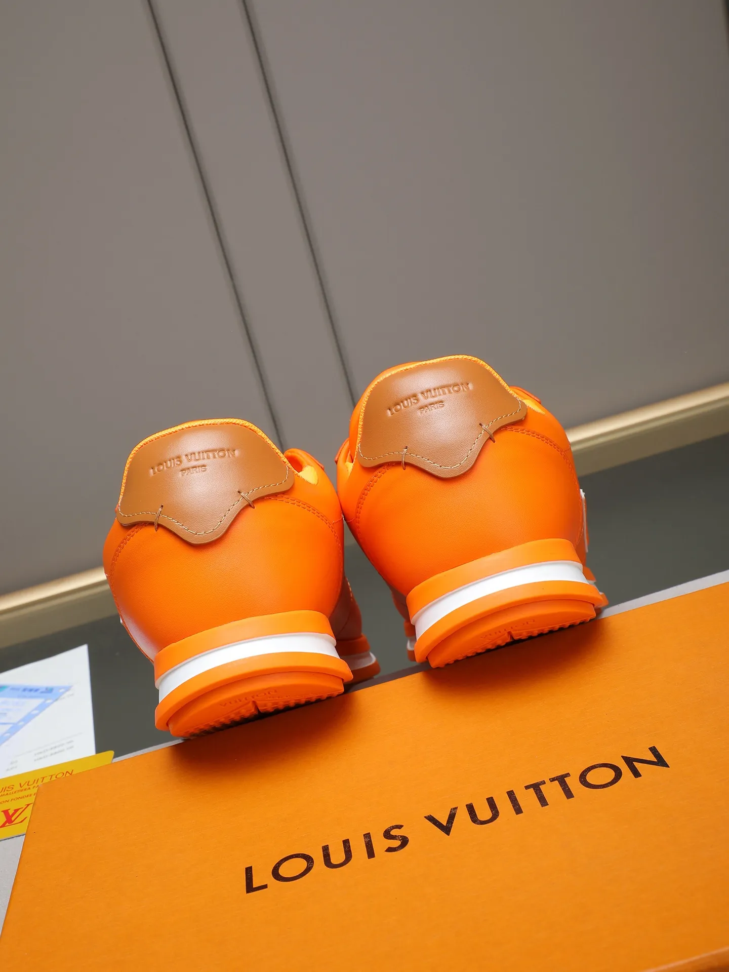 PP560 LV Louis Vuitton L Jialu Brand Runner Tatic Series Thick-soled Casual Sports Shoes Running Shoes Original purchase, development and production This LV Runner Tatic sports shoe combines technical materials such as mesh fabric and ribbons to interpret the inspiration of traditional mountaineering shoes. LV letters are written on one side, the lariat buckle of the quick lacing system is embellished with Monogram flowers and Louis Vuitton logos, and the light and wear-resistant rubber outsole completes the whole. ▪️Fabric: Original imported cowhide + mesh ▪️Inner lining: Original customized breathable mesh ▪️Sole: Original open-molded anti-slip rubber combination material ▪️Size: Men's 38-44 (customized for 45 and 46)